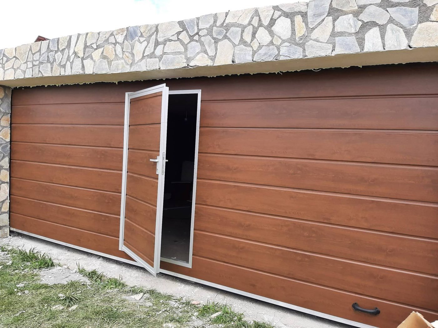 Ușă de garaj lată cu ușă de acces