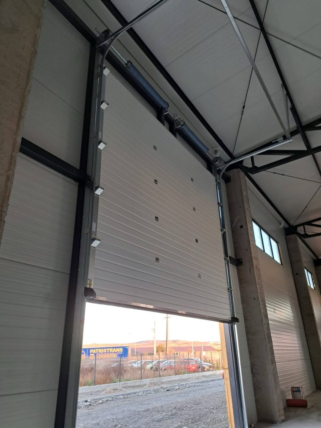 Ușă industrială secțională, văzută din interior